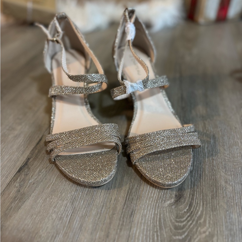 Elegant Gold Strappy Women's heel